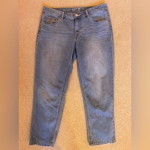 Apt 9 capri jean pants. Stonewashed look.